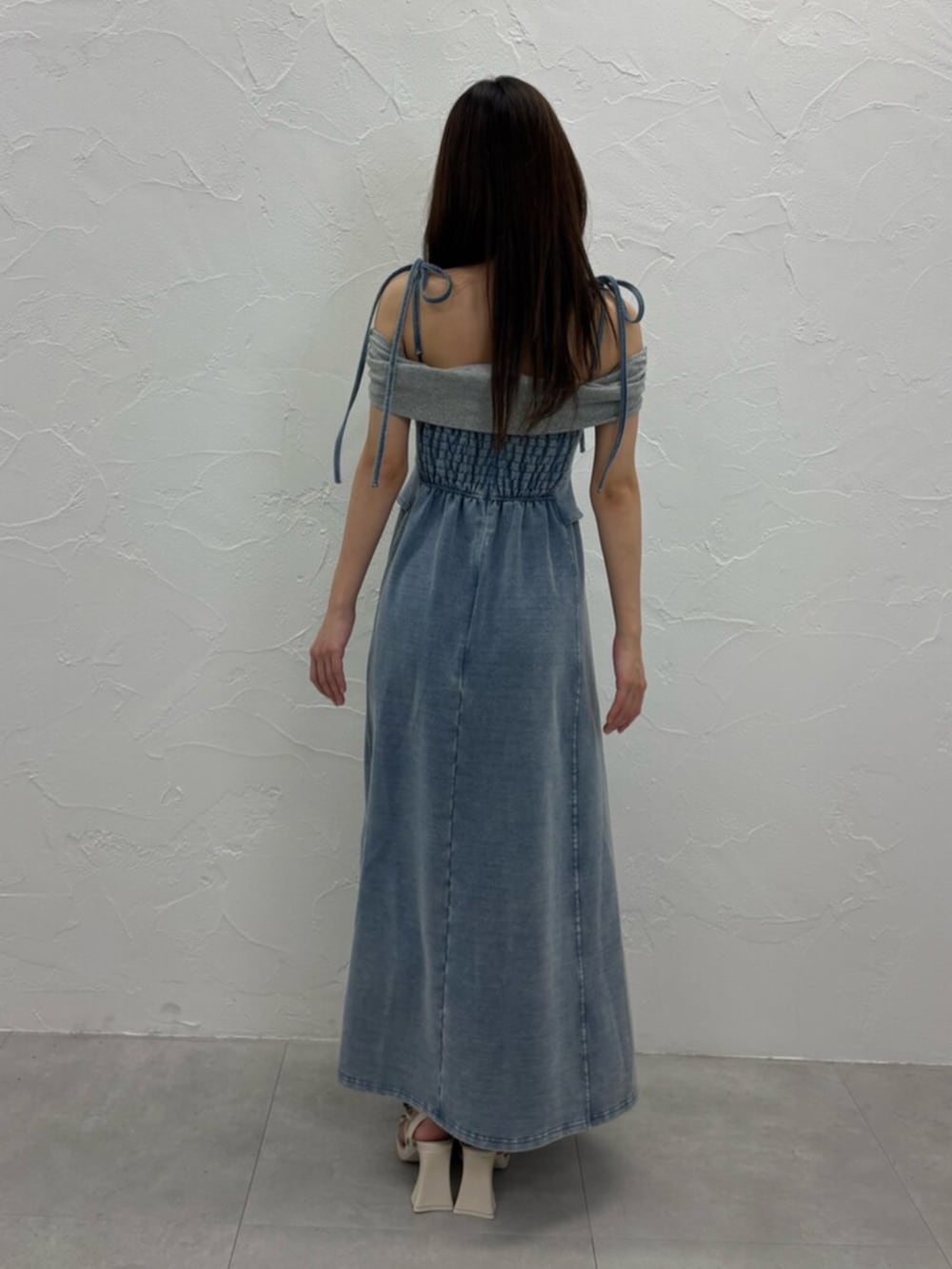 ホワイト系のサンダル、ブルー系のワンピースを着用したレディースの夏コーディネートの3枚目の写真