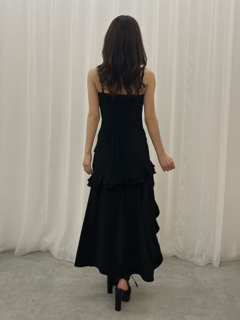 ブラック系のワンピース、ブラック系のサンダルを着用したレディースの春コーディネートの4枚目の写真