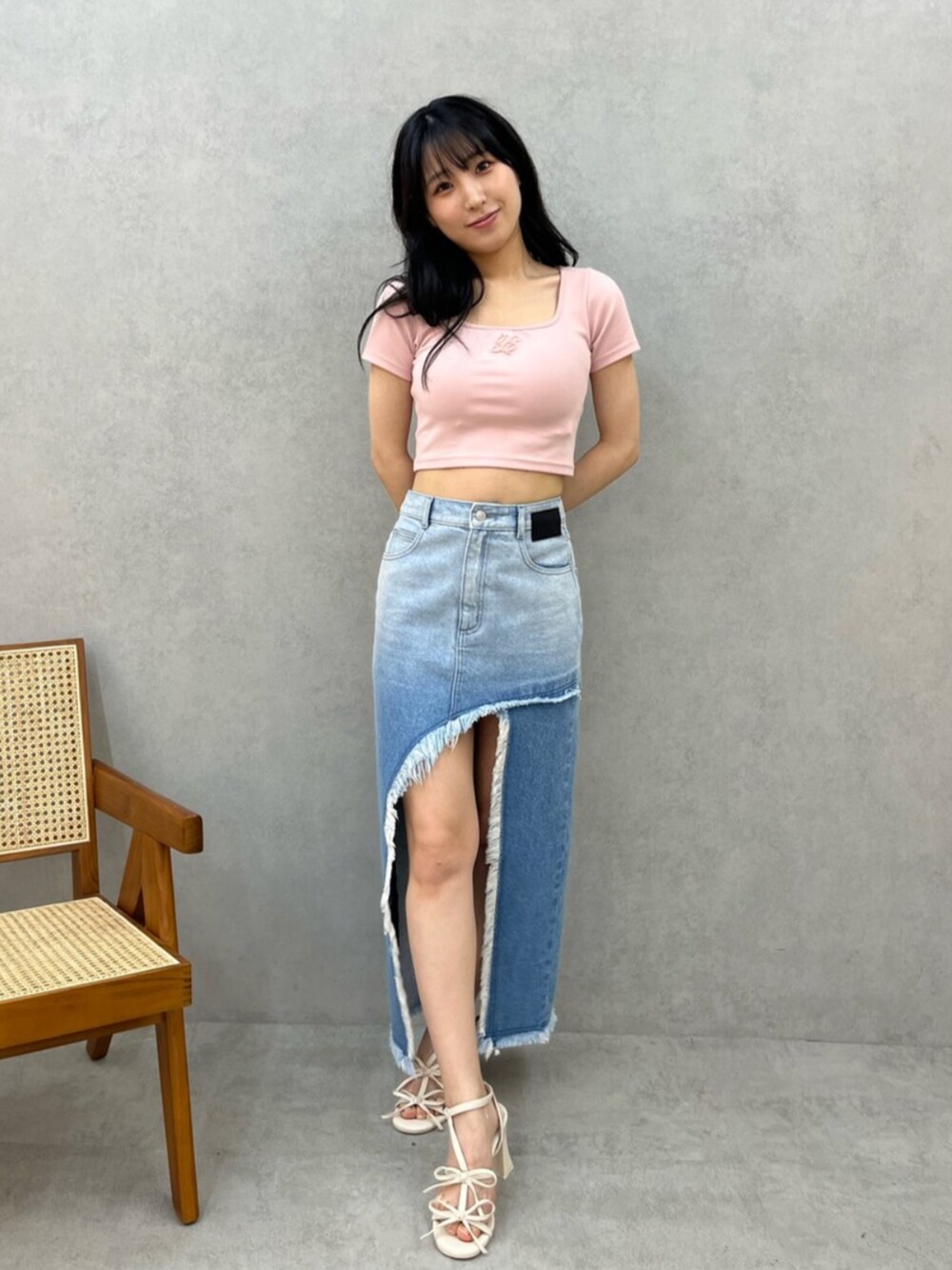 ピンク系のTシャツ/カットソー、ブルー系のデニムスカート、ホワイト系のサンダルを着用したレディースの夏コーディネートの2枚目の写真