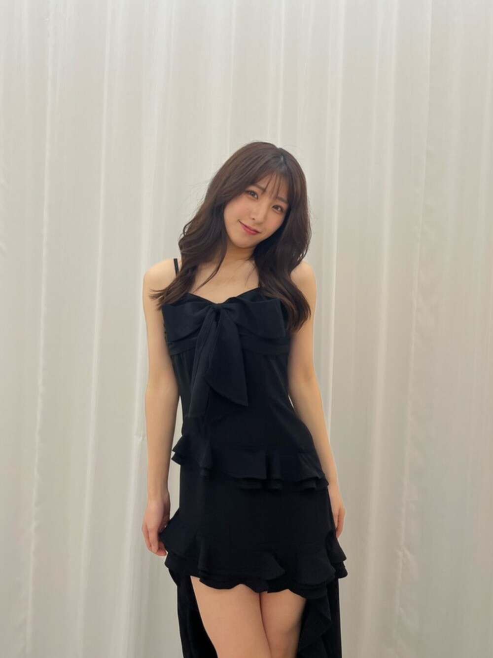 ブラック系のワンピース、ブラック系のサンダルを着用したレディースの春コーディネートの5枚目の写真