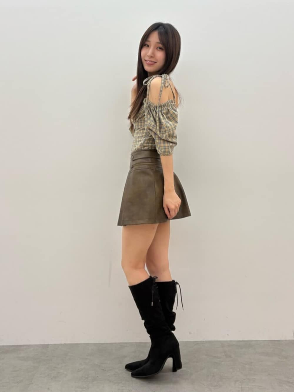 ベージュ系のシャツ/ブラウス、ブラウン系のスカート、その他のブーツを着用したレディースの秋コーディネートの2枚目の写真