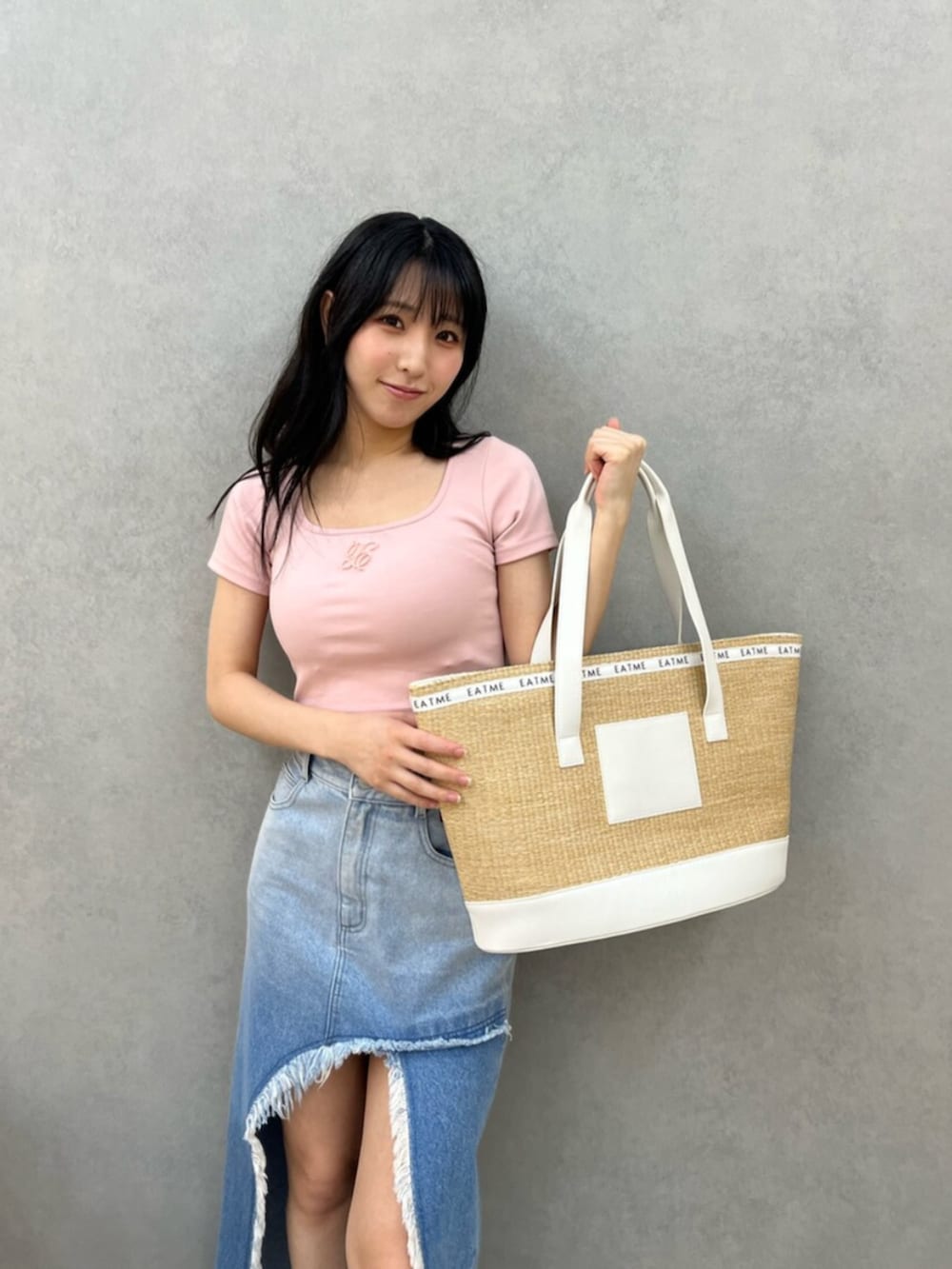 ピンク系のTシャツ/カットソー、ブルー系のデニムスカート、ホワイト系のサンダルを着用したレディースの夏コーディネートの4枚目の写真