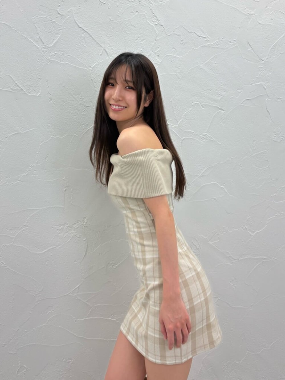 ベージュ系のワンピース、ブラウン系のブーツを着用したレディースの夏コーディネートの3枚目の写真