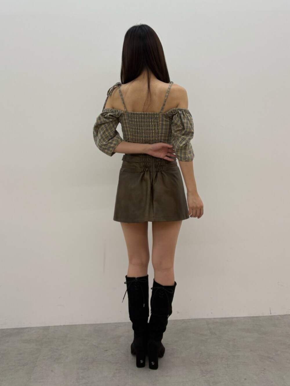 ベージュ系のシャツ/ブラウス、ブラウン系のスカート、その他のブーツを着用したレディースの秋コーディネートの4枚目の写真