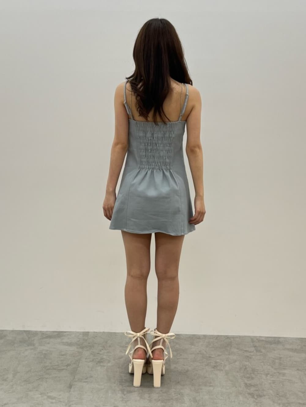 ブルー系のワンピース、ホワイト系のサンダルを着用したレディースの春コーディネートの3枚目の写真