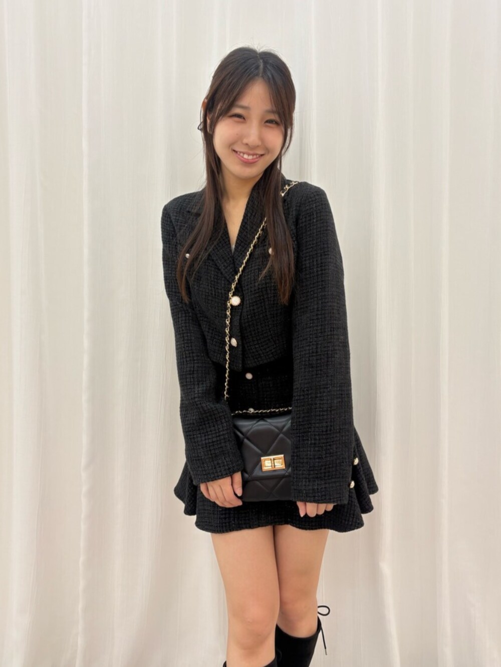 その他のブーツ、ブラック系のテーラードジャケット、ブラック系のスカートを着用したレディースの秋コーディネートの4枚目の写真