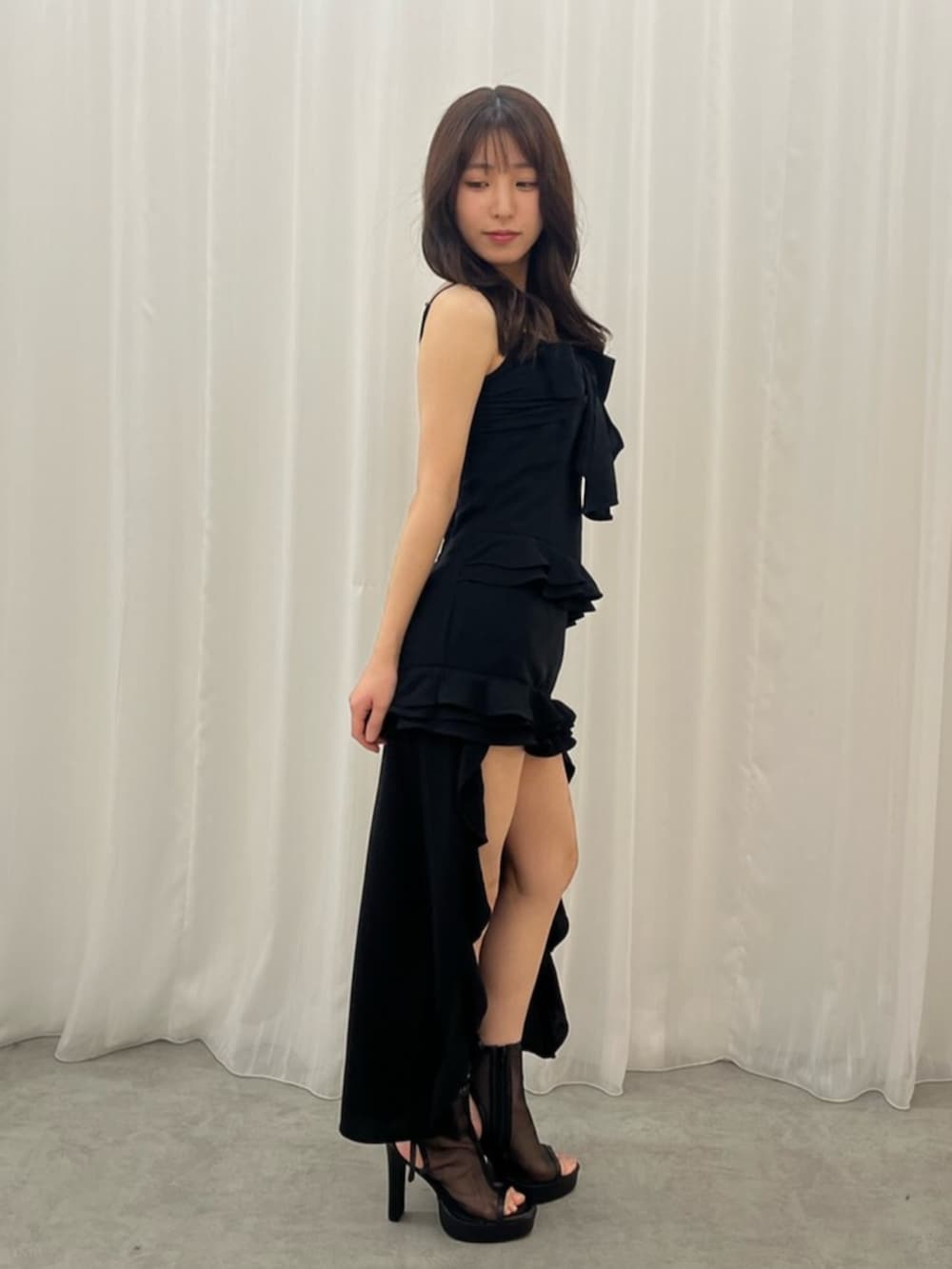 ブラック系のワンピース、ブラック系のサンダルを着用したレディースの春コーディネートの3枚目の写真