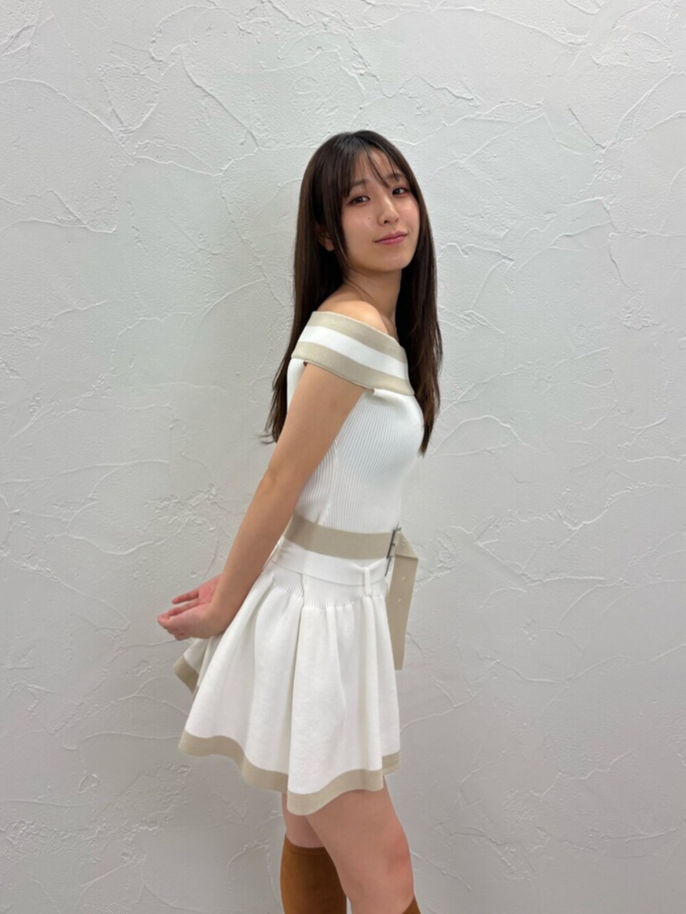 ホワイト系のワンピース、ブラウン系のブーツを着用したレディースの夏コーディネートの2枚目の写真