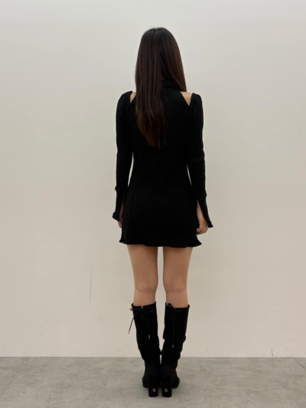 ブラック系のワンピース、その他のブーツを着用したレディースの秋コーディネートの3枚目の写真