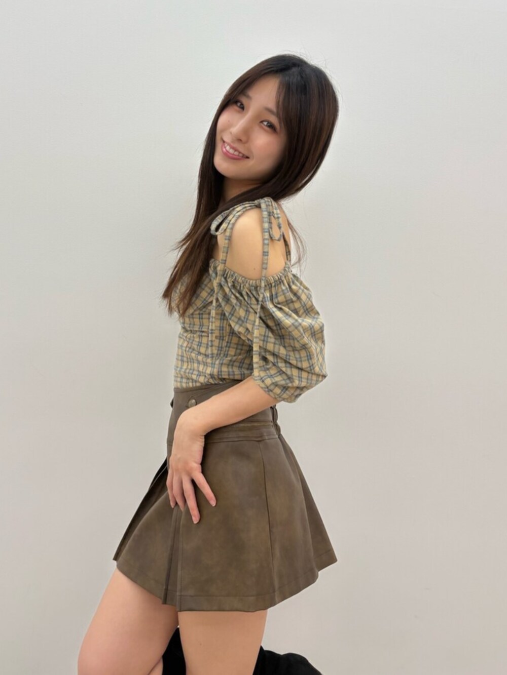 ベージュ系のシャツ/ブラウス、ブラウン系のスカート、その他のブーツを着用したレディースの秋コーディネートの3枚目の写真