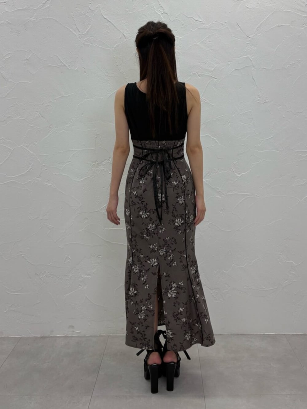 ブラウン系のワンピース、ブラック系のサンダルを着用したレディースの夏コーディネートの3枚目の写真