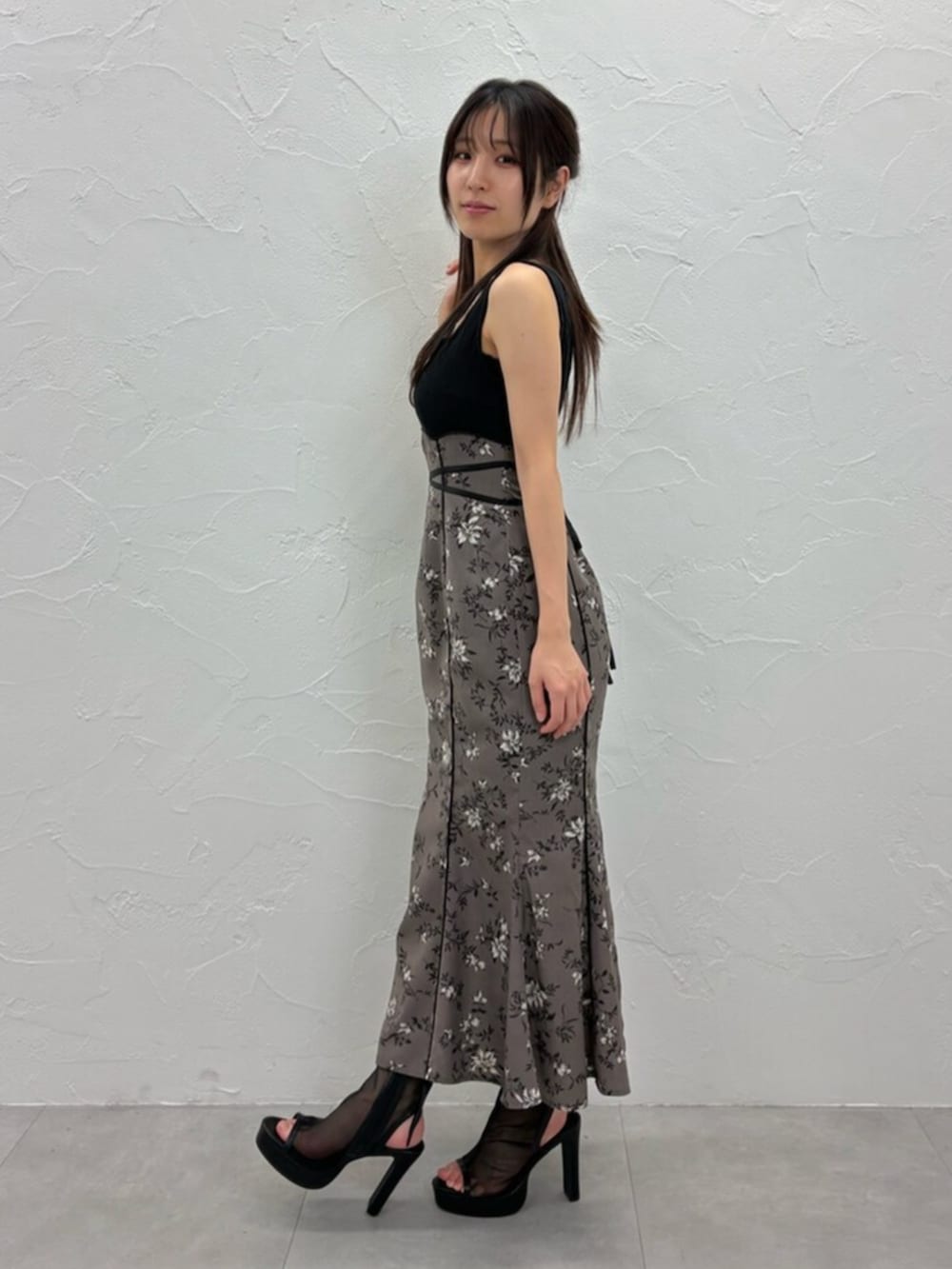 ブラウン系のワンピース、ブラック系のサンダルを着用したレディースの夏コーディネートの2枚目の写真