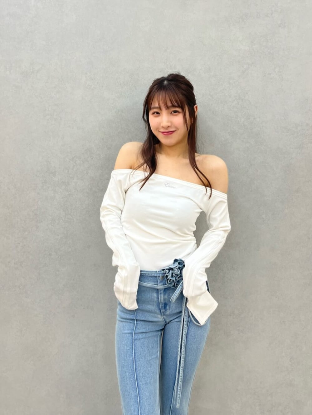 ブルー系のデニムパンツ、ホワイト系のTシャツ/カットソー、ホワイト系のサンダルを着用したレディースの春コーディネートの4枚目の写真