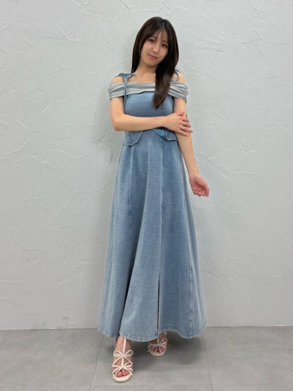 ホワイト系のサンダル、ブルー系のワンピースを着用したレディースの夏コーディネートの2枚目の写真