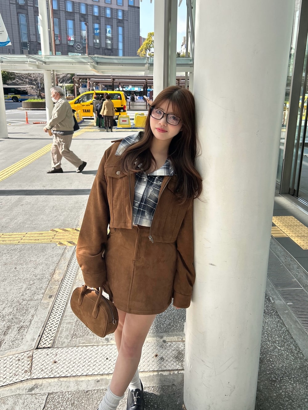 ブルー系のシャツ/ブラウス、イエロー系のスカート、イエロー系のブルゾンを着用したレディースの春コーディネートの4枚目の写真