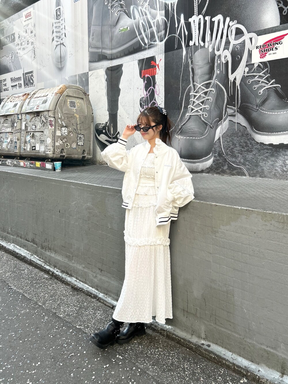 ホワイト系のワンピース、ホワイト系のブルゾンを着用したレディースの春コーディネートの2枚目の写真