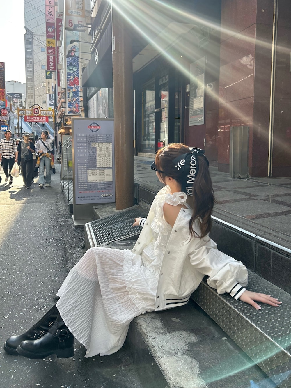 ホワイト系のワンピース、ホワイト系のブルゾンを着用したレディースの春コーディネートの4枚目の写真