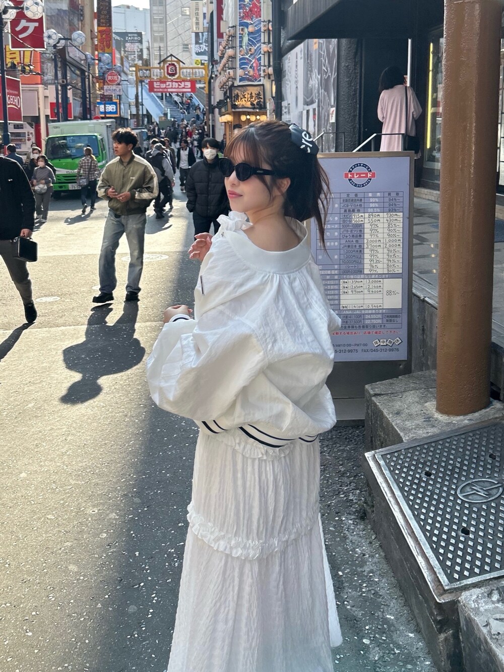 ホワイト系のワンピース、ホワイト系のブルゾンを着用したレディースの春コーディネートの5枚目の写真