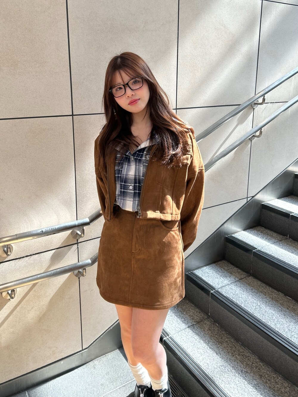 ブルー系のシャツ/ブラウス、イエロー系のスカート、イエロー系のブルゾンを着用したレディースの春コーディネートの3枚目の写真