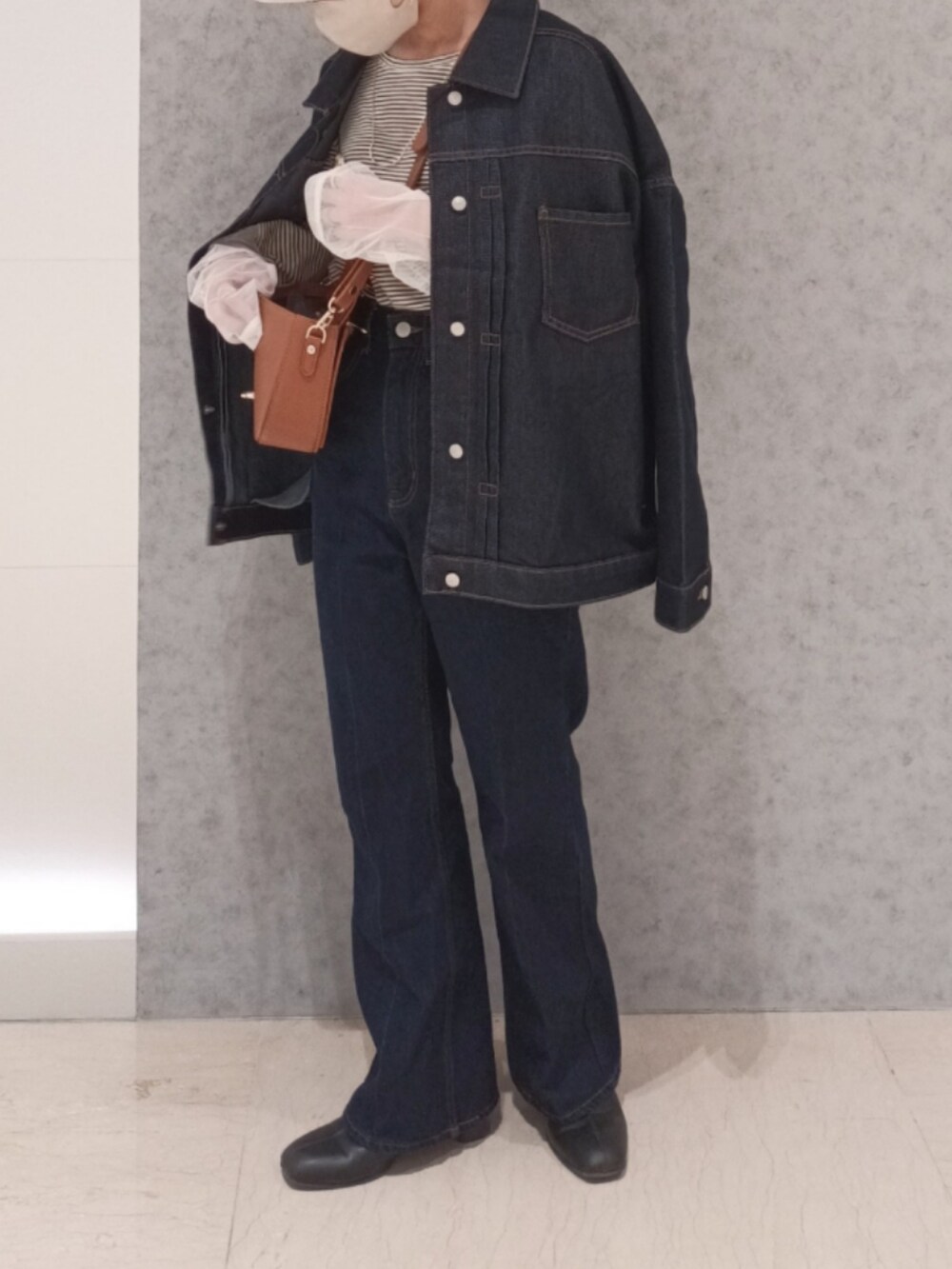 「低身長女子、低身長、大人カジュアル、デニムコーデ、デニムジャケット、デニムパンツ、秋服、おでかけ、SENSEOFPLACE、CIAOPANIC TYPY、BONLECILL」|「SENSE OF PLACE by URBAN RESEARCHのセンタープレスフレアデニム(デニムパンツ、ブルー系)」を使った、debbie1gさん(レディース・150cm)の秋コーディネートの2枚目の写真