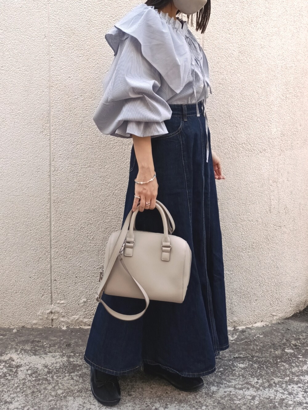 ベージュ系のトートバッグ、ブルー系のシャツ/ブラウス、ブラック系のバレエシューズを着用したレディースの春コーディネートの2枚目の写真