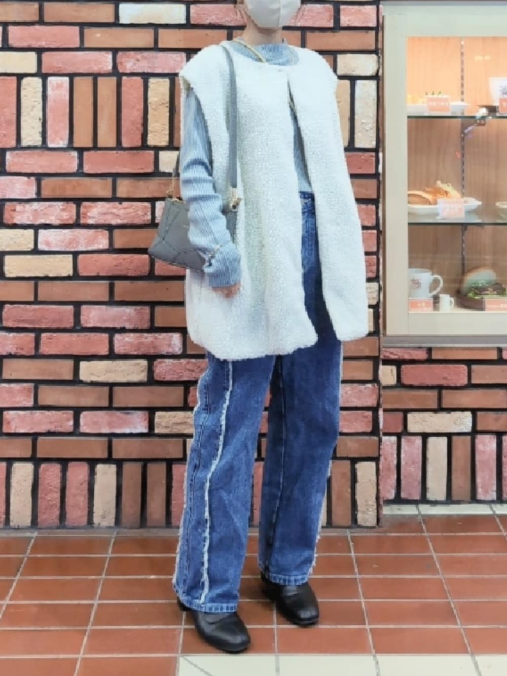 「低身長女子、低身長、ボアベスト、ジーンズ、セーター、お出かけコーデ、カジュアル、シャツスタイル」｜「mini mattersのアイテム（デニムパンツ、ブルー系）」を使った、debbie1gさん（レディース・150cm）の冬コーディネートの2枚目の写真