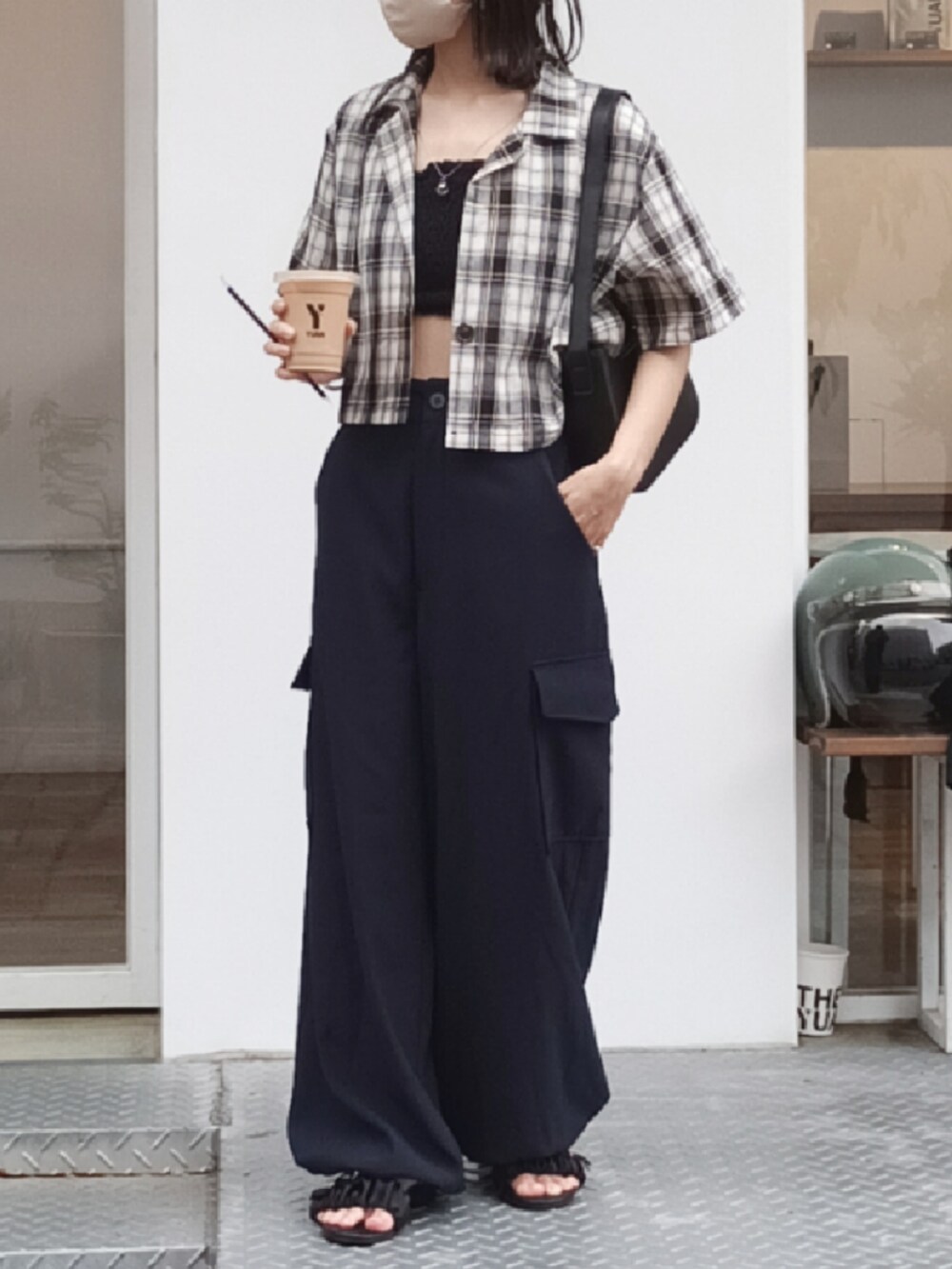 ブルー系のカーゴパンツ、ブラック系のショルダーバッグ、その他のシャツ/ブラウスを着用したレディースの秋コーディネートの2枚目の写真