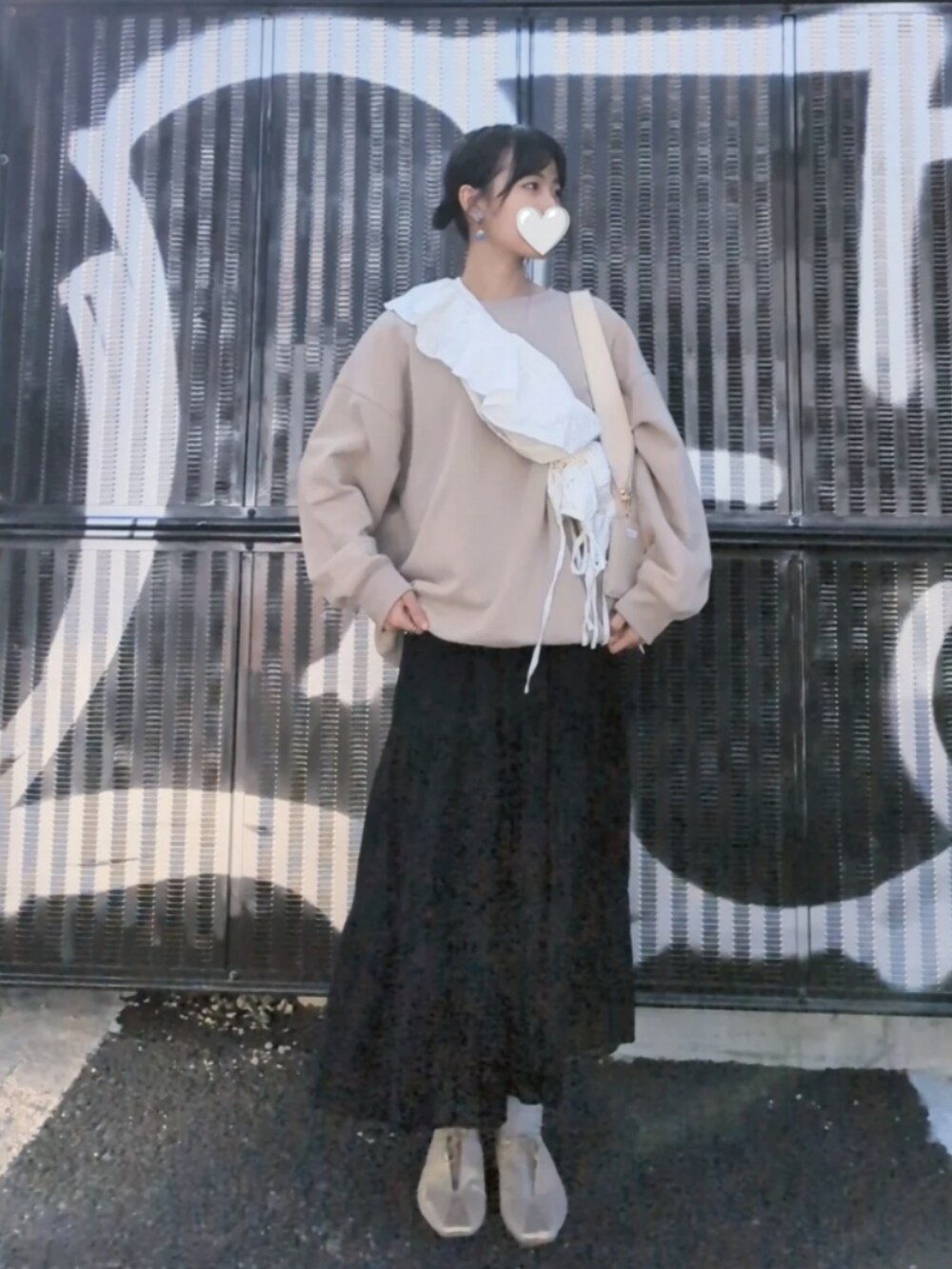 ブラック系のワンピース/ドレス、ホワイト系のシャツ/ブラウス、ベージュ系のスウェットを着用したレディースの春コーディネートの2枚目の写真