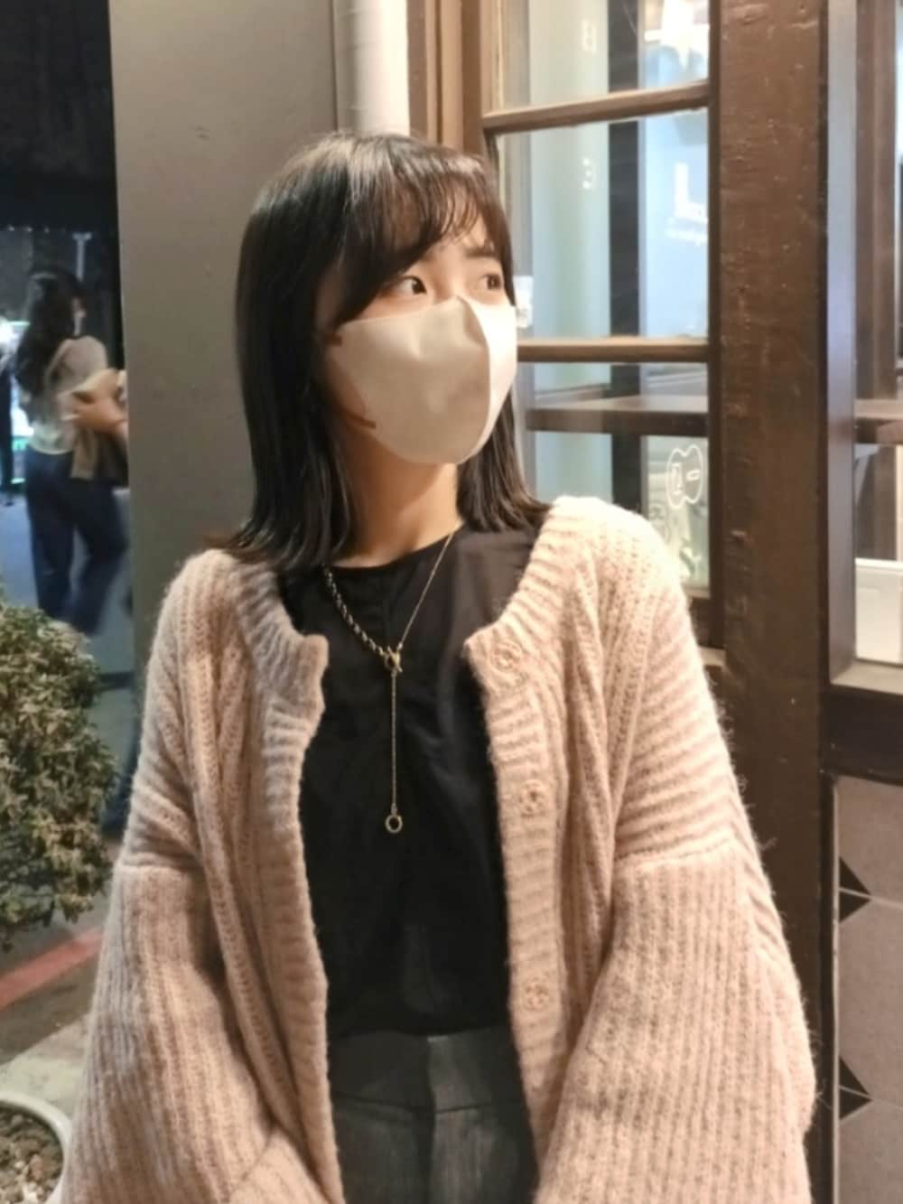 ブラック系のその他トップス、ピンク系のカーディガン/ボレロ、グレー系のスラックスを着用したレディースの春コーディネートの3枚目の写真