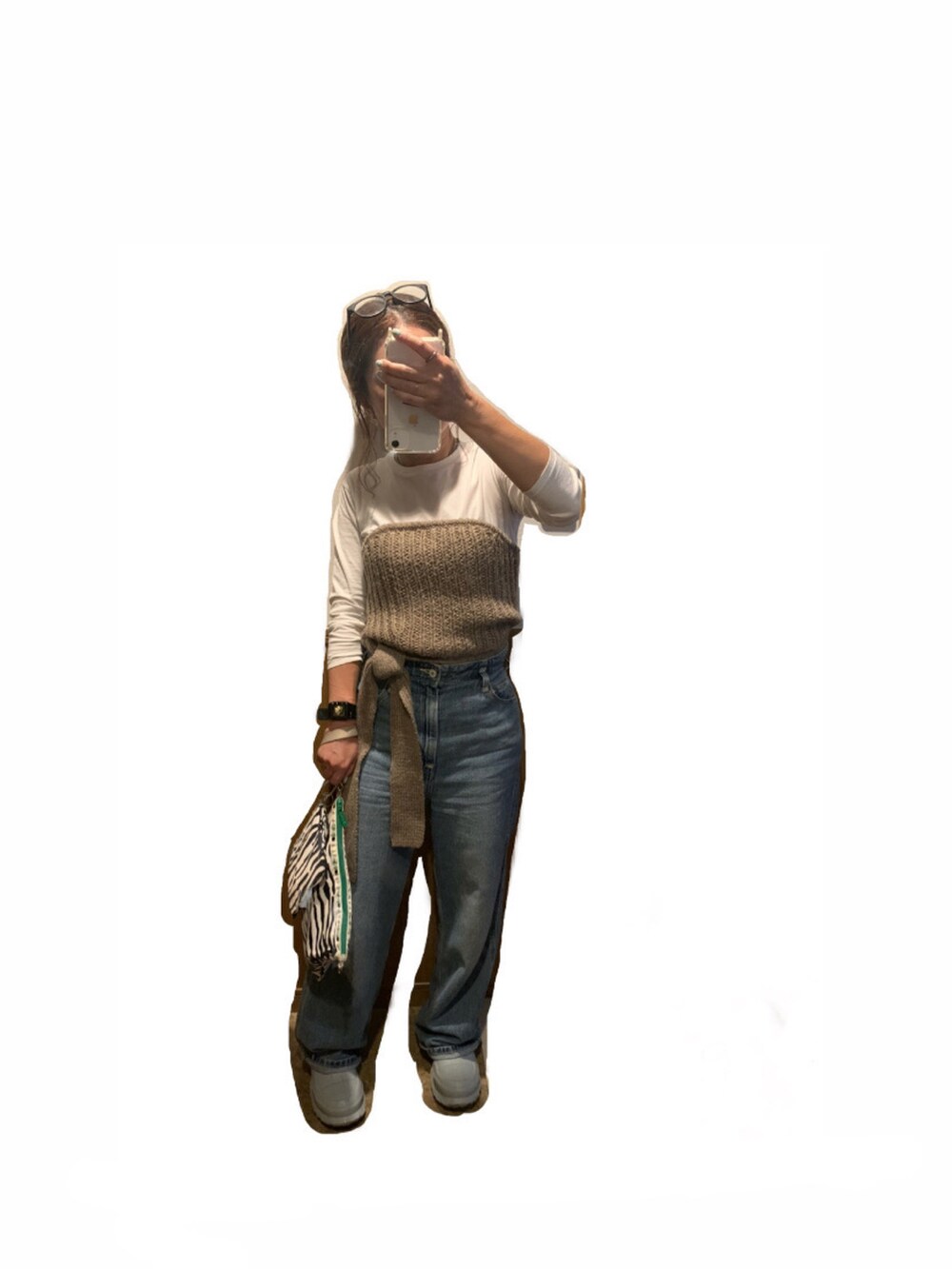 ブルー系のデニムパンツ、ブラウン系のニット/セーター、ベージュ系のサングラスを着用したレディースの春コーディネートの2枚目の写真