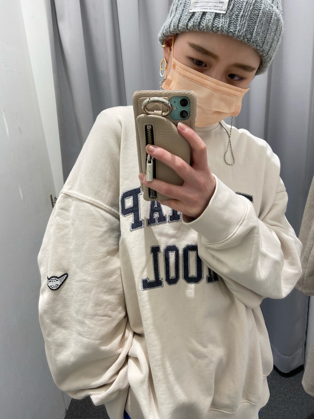 ブルー系のスラックス、ベージュ系のスウェット、ブルー系のTシャツ/カットソーを着用したレディースの冬コーディネートの2枚目の写真