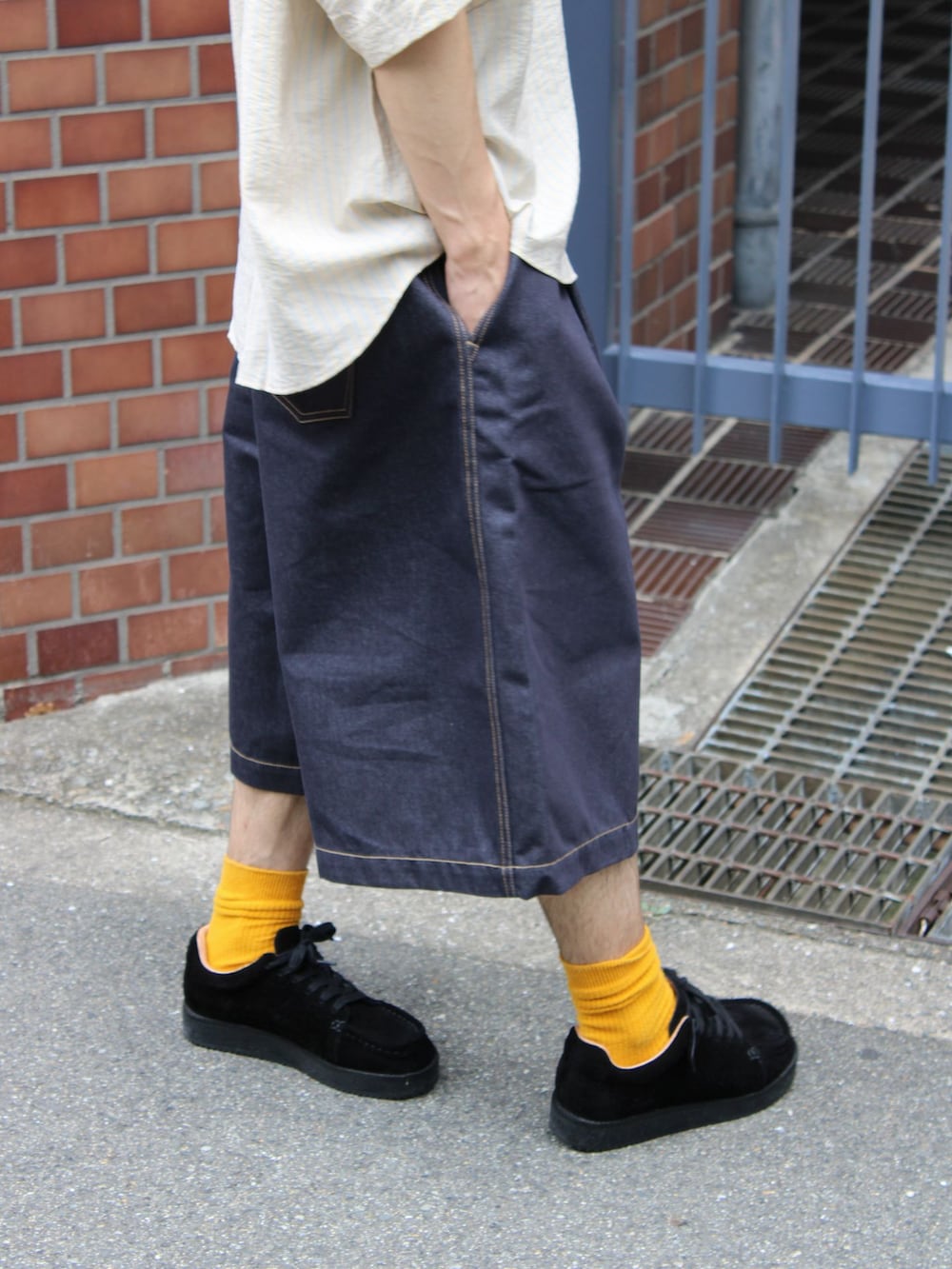 ブルー系のその他パンツ、ベージュ系のシャツ/ブラウスを着用したメンズの夏コーディネートの5枚目の写真