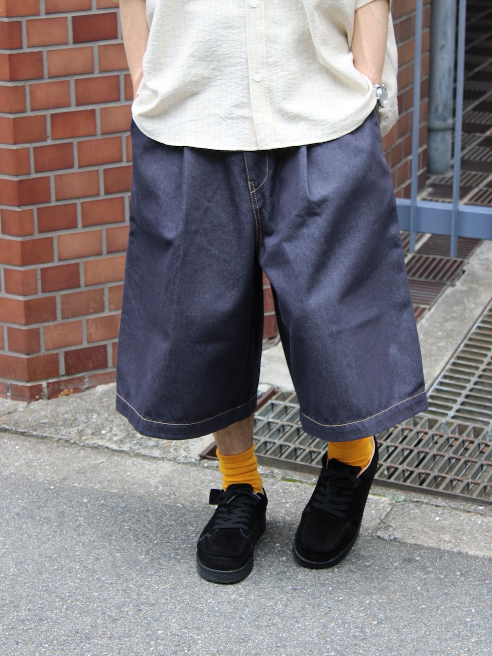 ブルー系のその他パンツ、ベージュ系のシャツ/ブラウスを着用したメンズの夏コーディネートの3枚目の写真