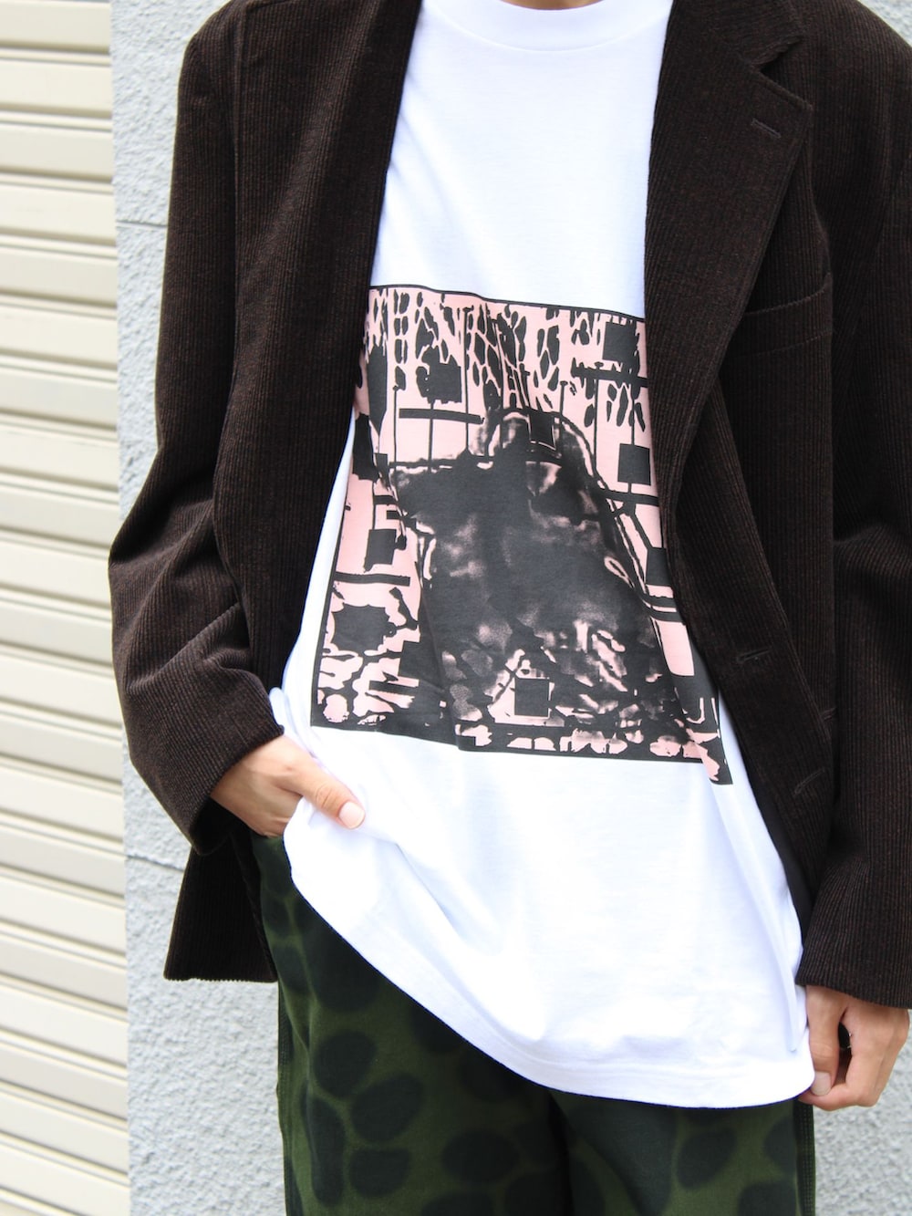 ホワイト系のTシャツ/カットソー、ブラック系のスリッポンを着用したメンズの秋コーディネートの3枚目の写真