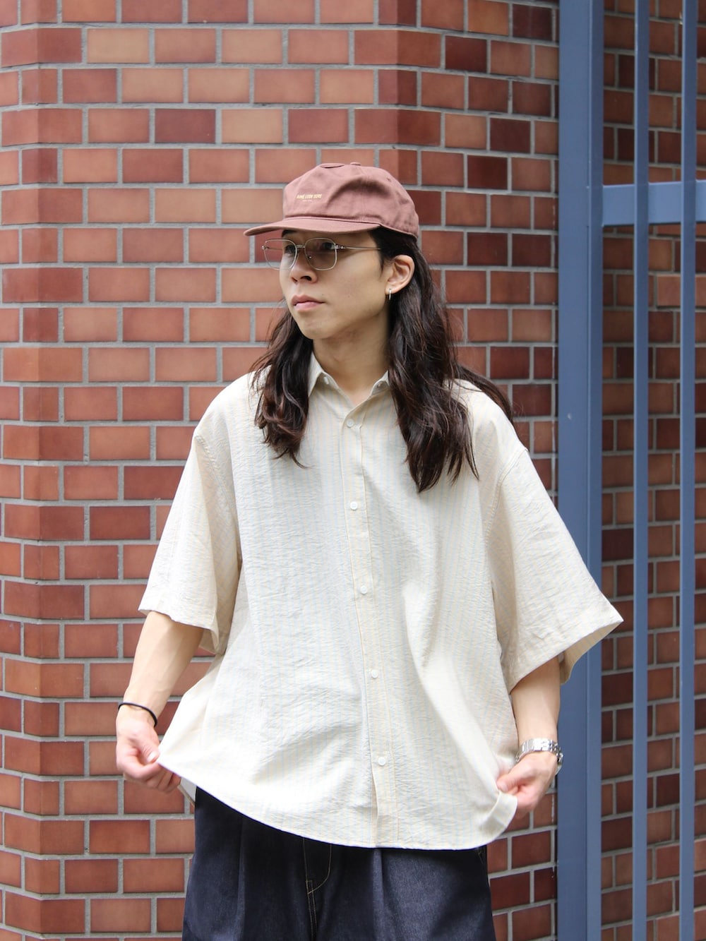 ブルー系のその他パンツ、ベージュ系のシャツ/ブラウスを着用したメンズの夏コーディネートの2枚目の写真