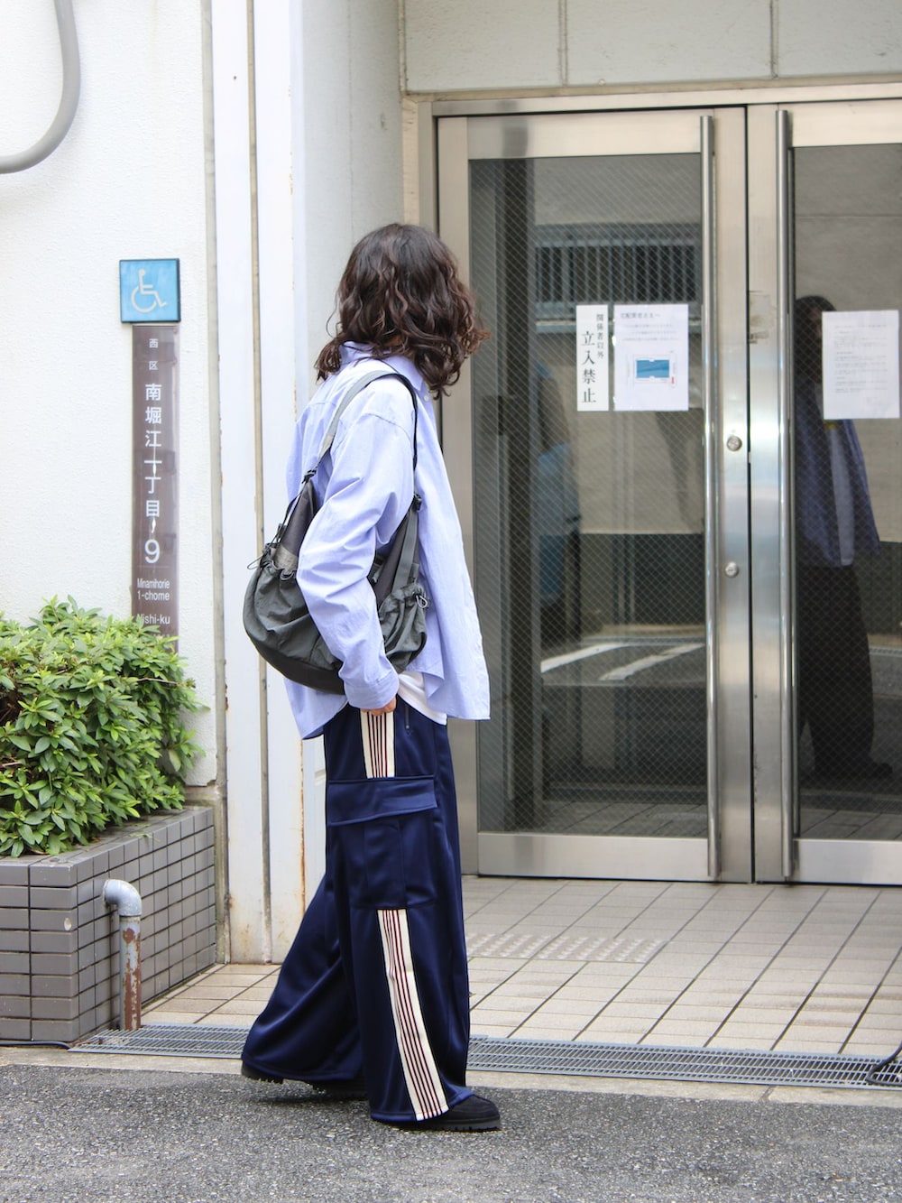 ブルー系のシャツ/ブラウス、グレー系のショルダーバッグを着用したメンズの夏コーディネートの6枚目の写真