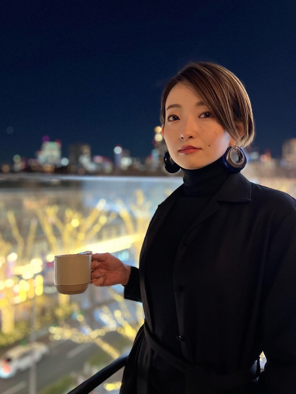 「秋冬コーデ、夜カフェ、オールブラック、オールブラックコーデ、シンプルスタイル、モード、キレイめ、Y-3、LOEWE、表参道、ワンピース、黒スニーカー、アラサー、フレアパンツ、セットアップ」｜「LOEWEのアイテム（ピアス（両耳用）、ブルー系）」を使った、Hanae - YUUGAさん（レディース・160cm）の冬コーディネートの2枚目の写真