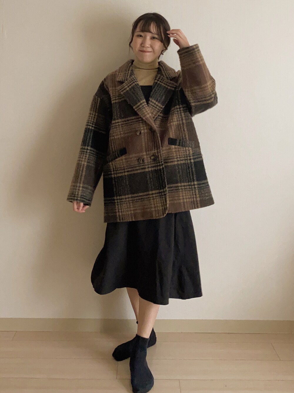 「大人ガーリー、キャミワンピ、shein、レイヤードスタイル、オトナ女子、おしゃれさんと繋がりたい、シンプル、低身長女子、淡色コーデ」｜「Babの【WEB限定】チェック柄オーバーミドルコート（チェスターコート、ブラウン系）」を使った、しろまめさん（レディース・154cm）の冬コーディネートの2枚目の写真