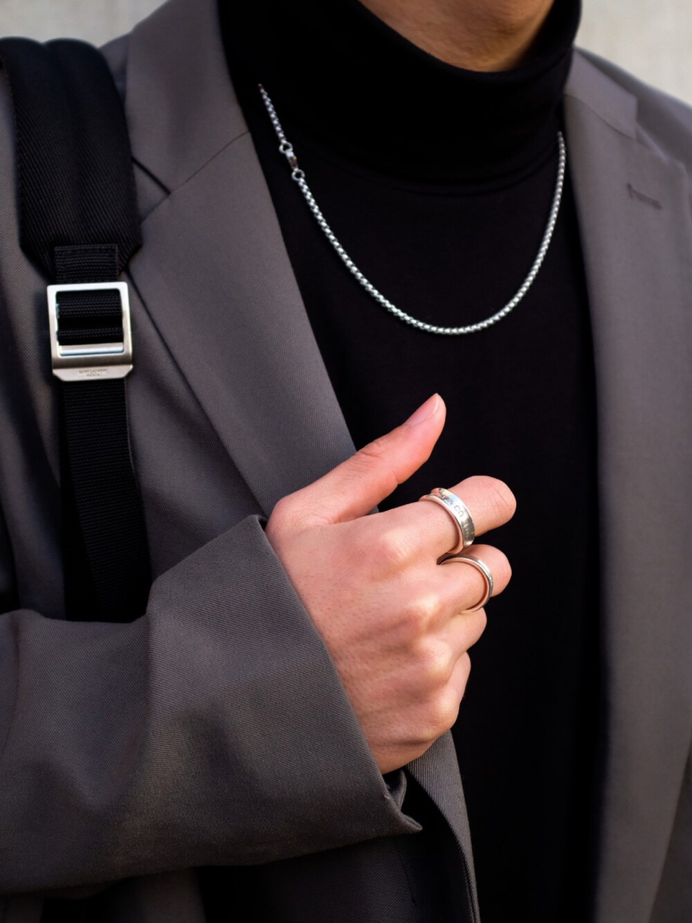 ブラック系のローファー、ブラック系のスラックス、ブラック系のTシャツ/カットソーを着用したメンズの秋コーディネートの4枚目の写真