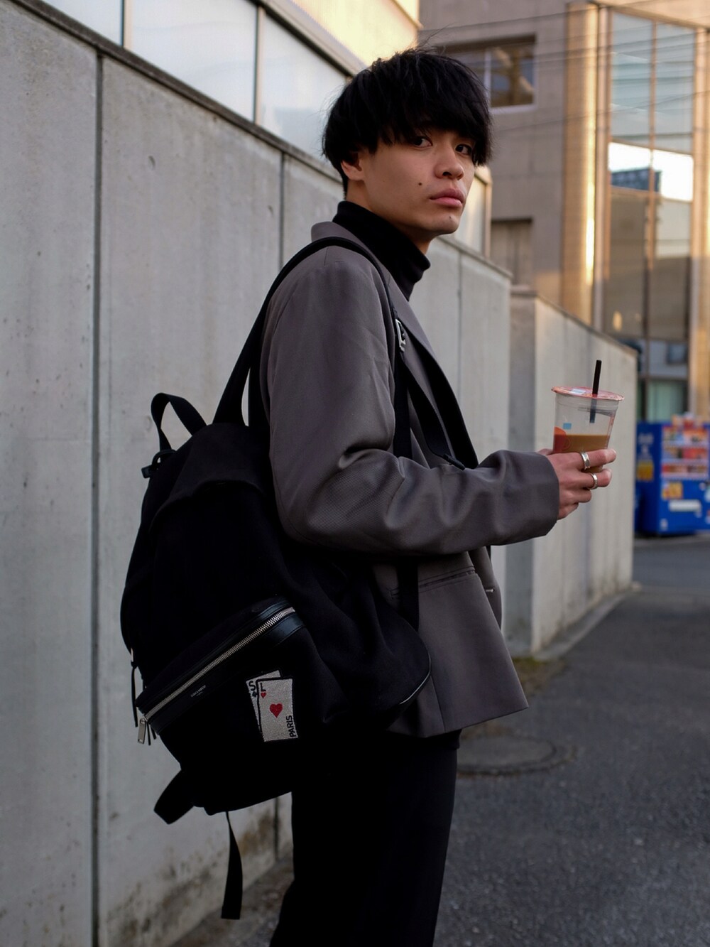 ブラック系のローファー、ブラック系のスラックス、ブラック系のTシャツ/カットソーを着用したメンズの秋コーディネートの3枚目の写真