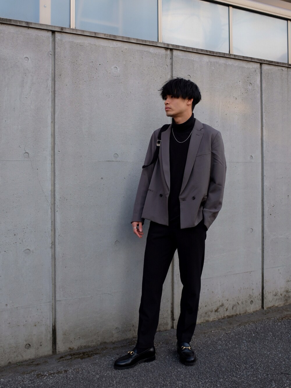 ブラック系のローファー、ブラック系のスラックス、ブラック系のTシャツ/カットソーを着用したメンズの秋コーディネートの2枚目の写真