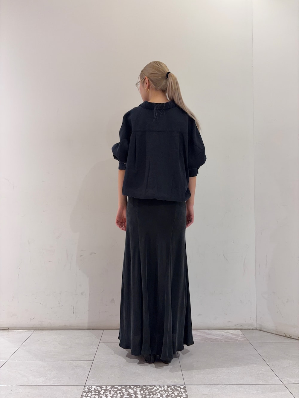 ブラック系のスカート、ブルー系のシャツ/ブラウスを着用したレディースの春コーディネートの3枚目の写真