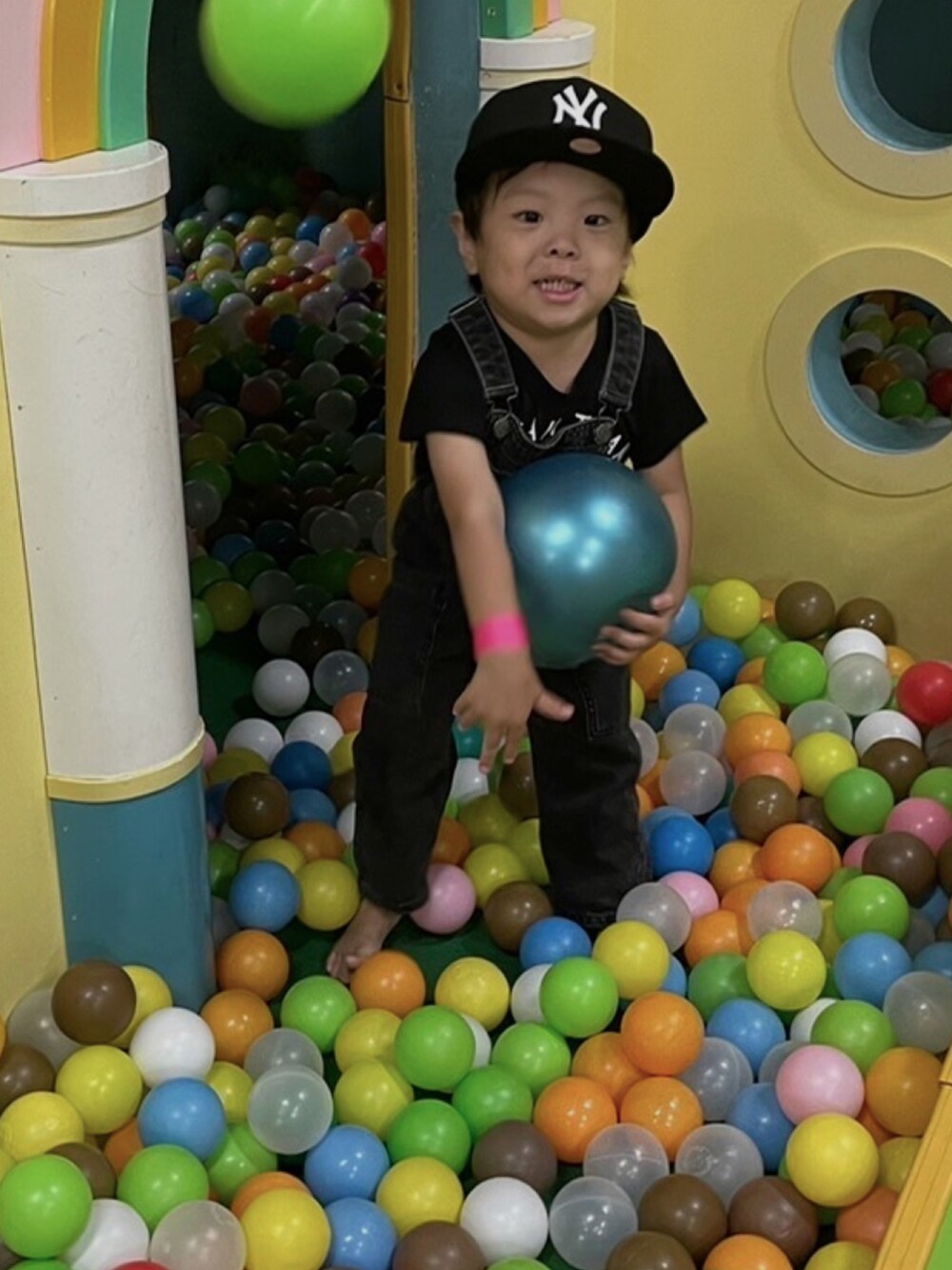 ブラック系のサロペット/オーバーオール、ブラック系のキャップを着用したキッズの秋コーディネートの2枚目の写真