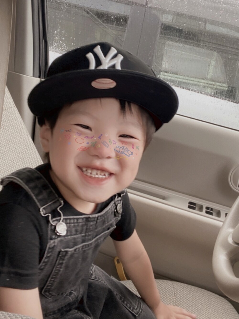 ブラック系のサロペット/オーバーオール、ブラック系のキャップを着用したキッズの秋コーディネートの3枚目の写真