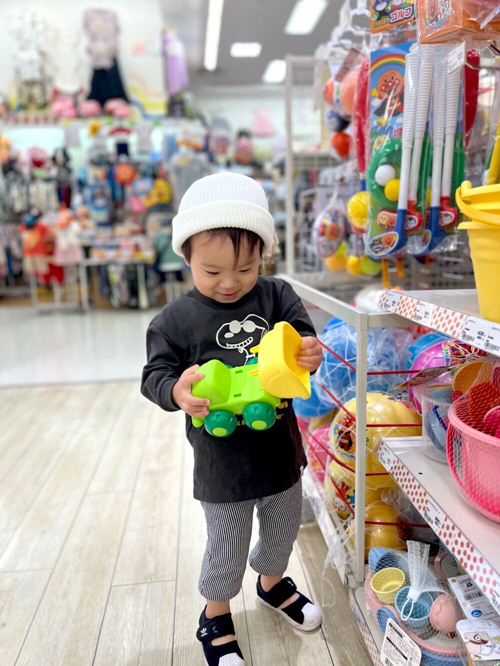 ブラック系のTシャツ/カットソー、ブラック系のサンダル、ブルー系のパンツを着用したキッズの春コーディネートの2枚目の写真