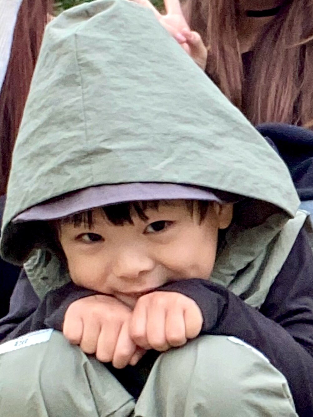 ブラック系のスリッポン、グリーン系のパーカー、グリーン系のその他パンツを着用したキッズの春コーディネートの2枚目の写真