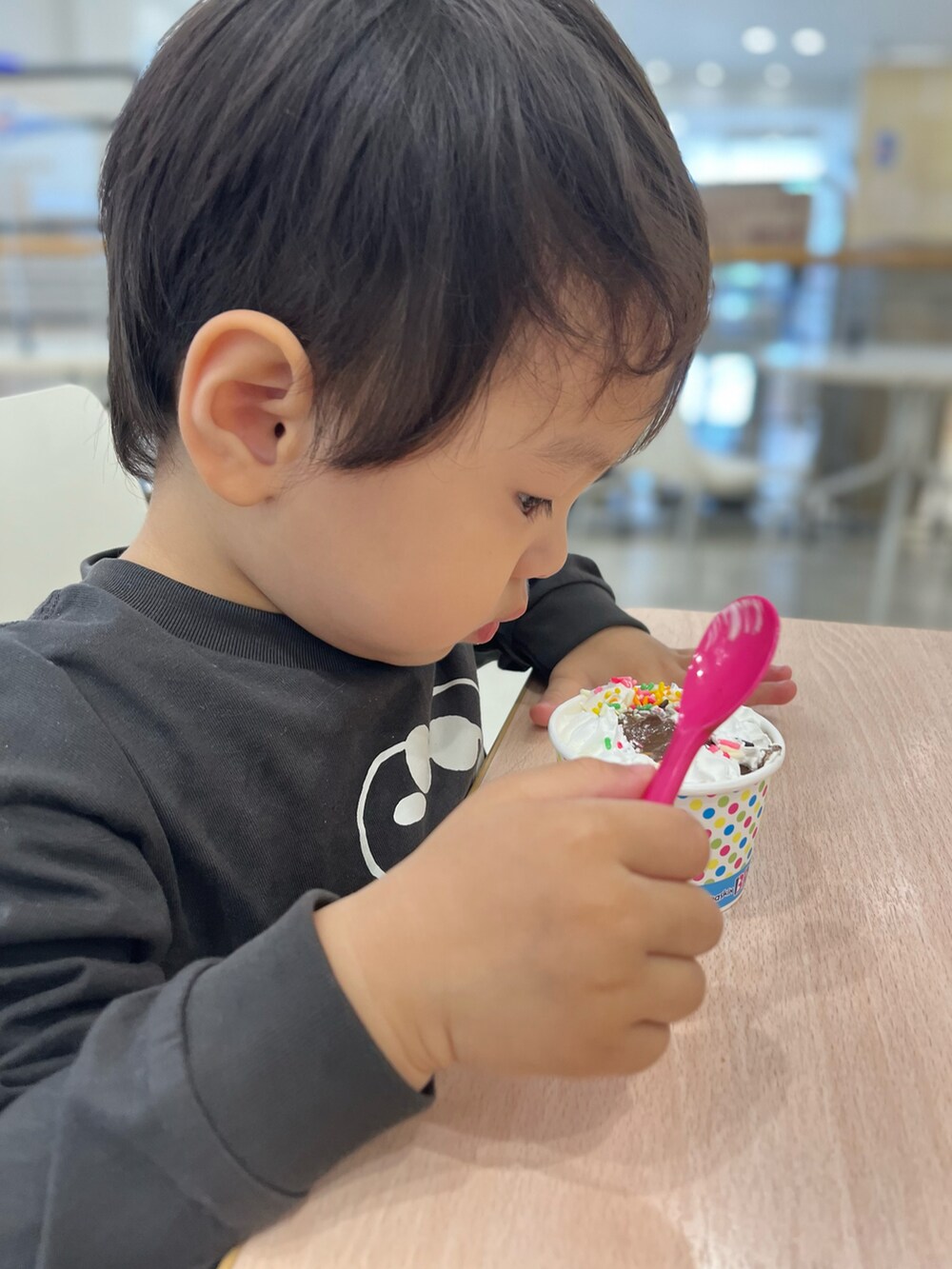 ブラック系のTシャツ/カットソー、ブラック系のサンダル、ブルー系のパンツを着用したキッズの春コーディネートの3枚目の写真