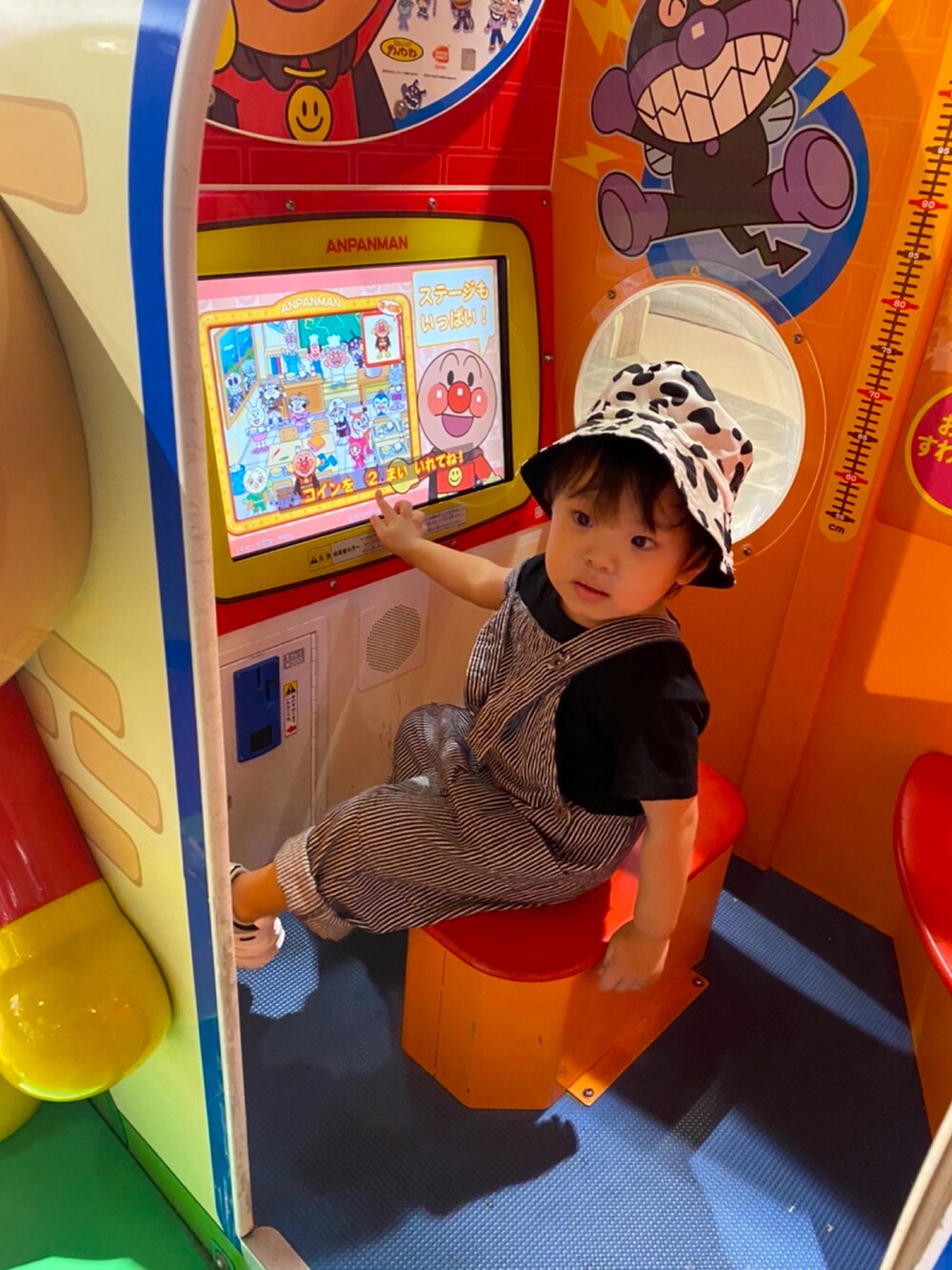 ブルー系のサロペット/オーバーオール、ブラック系のファッション雑貨、その他のその他を着用したキッズの夏コーディネートの2枚目の写真