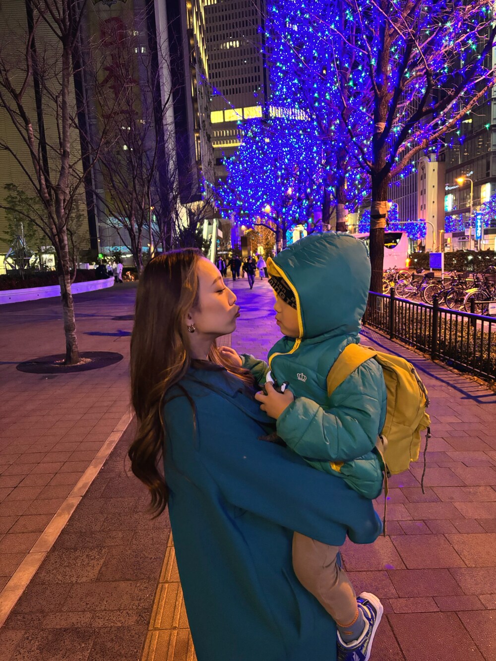 ブラック系のバックパック/リュック、ブルー系のナイロンジャケット、ブルー系のダウンジャケット/コートを着用したキッズの冬コーディネートの2枚目の写真