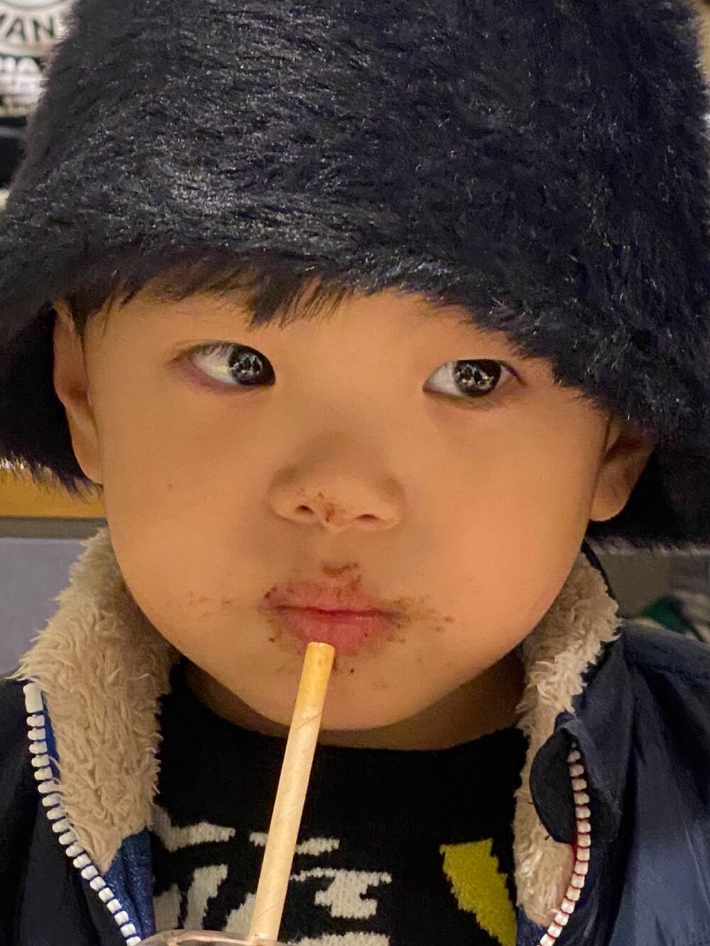 「キッズファッション、プチプラコーデ、むすこーで、スタバ、ダークモカチップクリームフラペチーノ、ZARA KIDS」｜「SHEENのアイテム（ハット、ブラック系）」を使った、reoreoさん（キッズ・100cm）の冬コーディネートの3枚目の写真